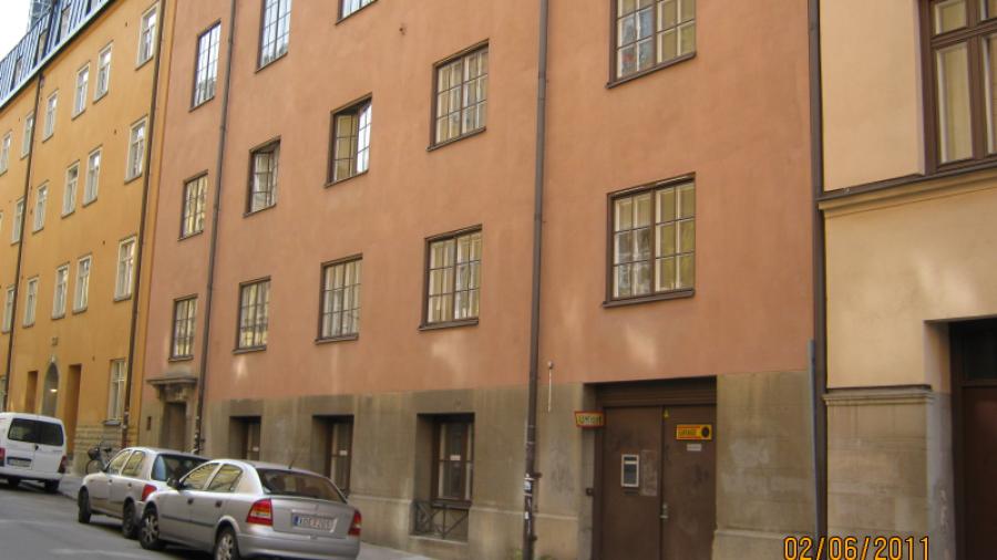 Föreningen kopte huset 2009. Huset består av 17 lägenheter och 3 lokaler. 